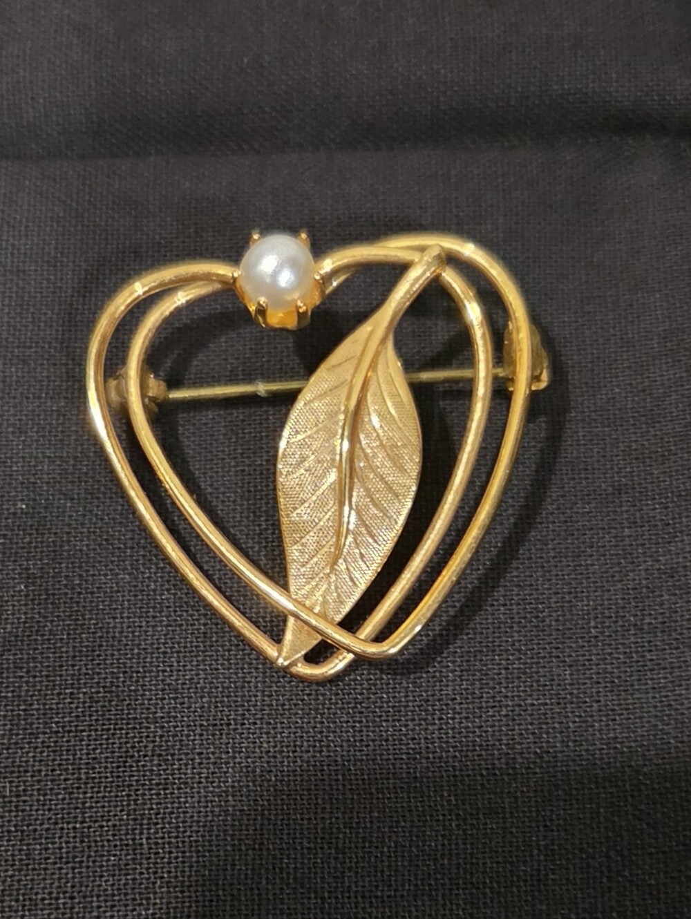 VINTAGE GOLDTONE HEART ABD LEAF BROOCH WITH FAUX PEARL